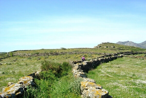 tn grsw031 walled path tinos