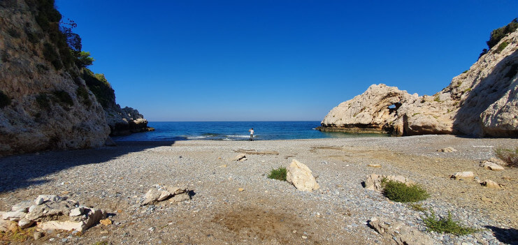 2593 20190928 102541 mikro seitani   beach with rock structure